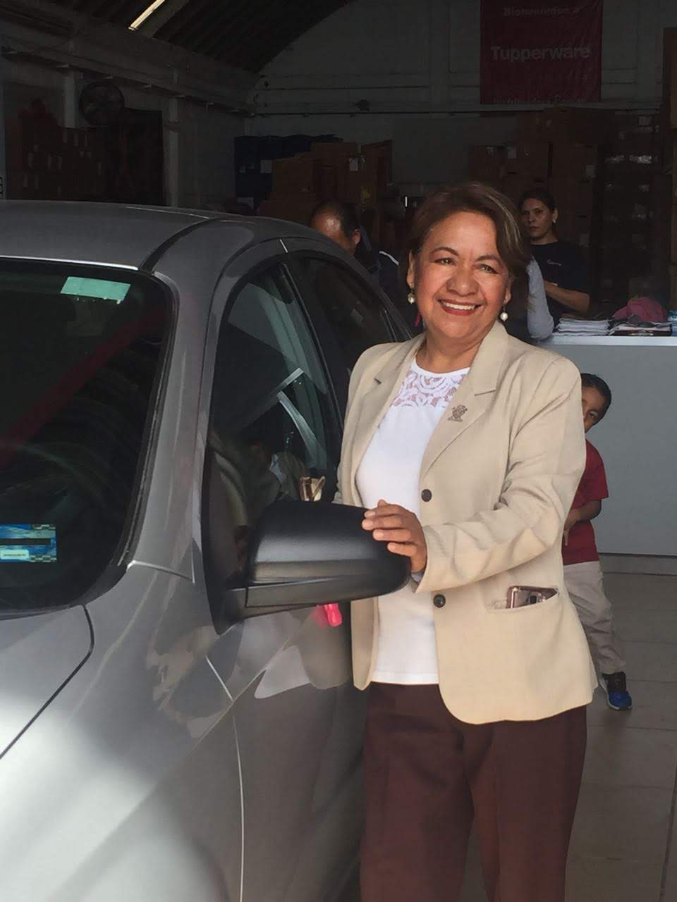 Entrega de automóvil a Mercedes Rodríguez como reconocimiento a su trabajo