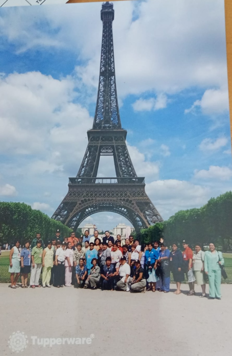 Viaje grupal de Mercedes Rodríguez y compañeras frente a la Torre Eiffel en París